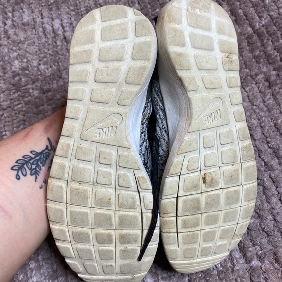 Nike Flyknit Roshe Shoe Men 7.5 - Picture 4 of 6